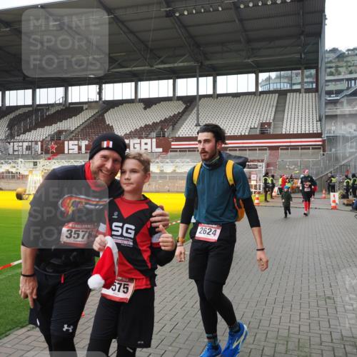 07.12.2025 - St. Pauli X-Mass-Run No. 15 Fabian Wolf http://msf.ph/oto/9421302 07.12.2025 11:45:19 Ziel 291, 2372, 2624, 2844, 3485, 3489, 3573, 3575, 3578 meine-sportfotos.de