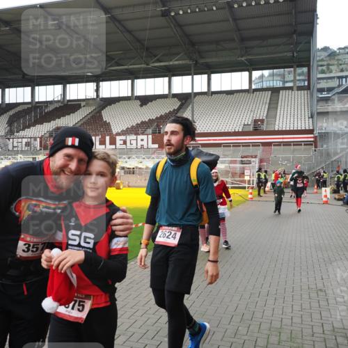 07.12.2025 - St. Pauli X-Mass-Run No. 15 Fabian Wolf http://msf.ph/oto/9421304 07.12.2025 11:45:19 Ziel 291, 2372, 2624, 2844, 3485, 3489, 3573, 3575, 3578 meine-sportfotos.de