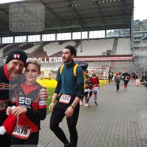 07.12.2025 - St. Pauli X-Mass-Run No. 15 Fabian Wolf http://msf.ph/oto/9421305 07.12.2025 11:45:20 Ziel 2372, 2624, 2844, 3485, 3489, 3573, 3575, 3578, 3774 meine-sportfotos.de