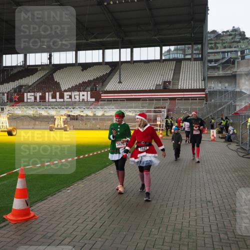 07.12.2025 - St. Pauli X-Mass-Run No. 15 Fabian Wolf http://msf.ph/oto/9421310 07.12.2025 11:45:22 Ziel 2372, 2624, 2844, 3485, 3489, 3573, 3575, 3578, 3774 meine-sportfotos.de
