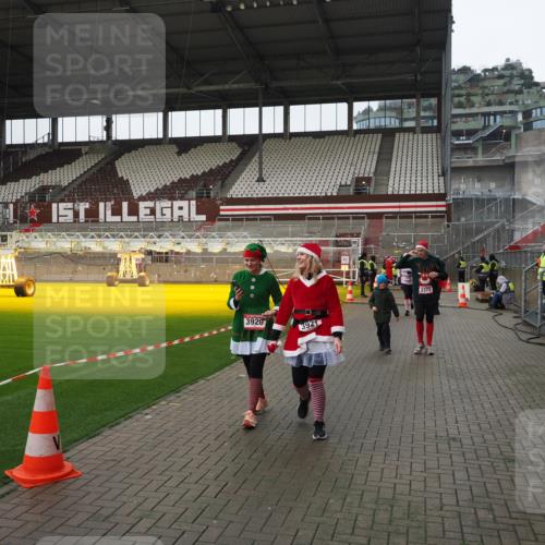 07.12.2025 - St. Pauli X-Mass-Run No. 15 Fabian Wolf http://msf.ph/oto/9421311 07.12.2025 11:45:22 Ziel 2372, 2624, 2844, 3485, 3489, 3573, 3575, 3578, 3774 meine-sportfotos.de