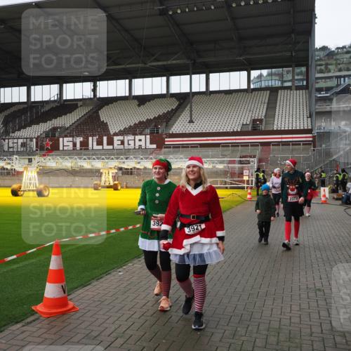 07.12.2025 - St. Pauli X-Mass-Run No. 15 Fabian Wolf http://msf.ph/oto/9421312 07.12.2025 11:45:23 Ziel 2372, 2624, 2844, 3485, 3489, 3573, 3575, 3578, 3774 meine-sportfotos.de