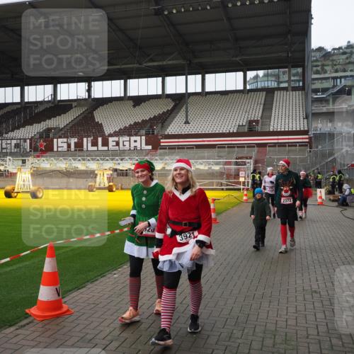 07.12.2025 - St. Pauli X-Mass-Run No. 15 Fabian Wolf http://msf.ph/oto/9421313 07.12.2025 11:45:23 Ziel 2372, 2624, 2844, 3485, 3489, 3573, 3575, 3578, 3774 meine-sportfotos.de