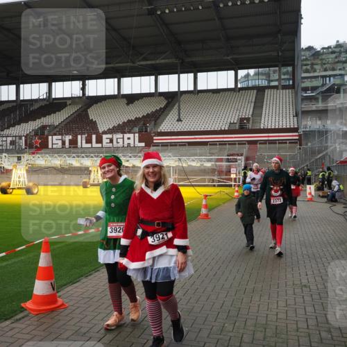 07.12.2025 - St. Pauli X-Mass-Run No. 15 Fabian Wolf http://msf.ph/oto/9421314 07.12.2025 11:45:24 Ziel 2372, 2624, 2844, 3485, 3489, 3573, 3774 meine-sportfotos.de