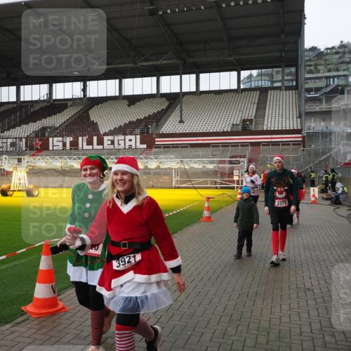 07.12.2025 - St. Pauli X-Mass-Run No. 15 Fabian Wolf http://msf.ph/oto/9421316 07.12.2025 11:45:24 Ziel 2372, 2624, 2844, 3485, 3489, 3573, 3774 meine-sportfotos.de