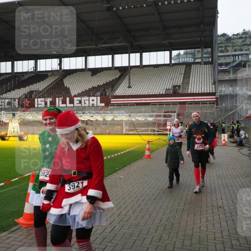 07.12.2025 - St. Pauli X-Mass-Run No. 15 Fabian Wolf http://msf.ph/oto/9421317 07.12.2025 11:45:24 Ziel 2372, 2624, 2844, 3485, 3489, 3573, 3774 meine-sportfotos.de