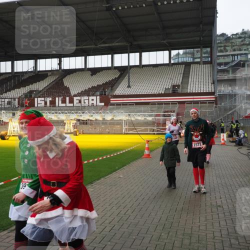 07.12.2025 - St. Pauli X-Mass-Run No. 15 Fabian Wolf http://msf.ph/oto/9421318 07.12.2025 11:45:24 Ziel 2372, 2624, 2844, 3485, 3489, 3573, 3774 meine-sportfotos.de