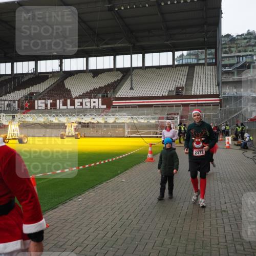 07.12.2025 - St. Pauli X-Mass-Run No. 15 Fabian Wolf http://msf.ph/oto/9421320 07.12.2025 11:45:25 Ziel 569, 572, 2372, 2624, 2844, 3573, 3774, 4112 meine-sportfotos.de