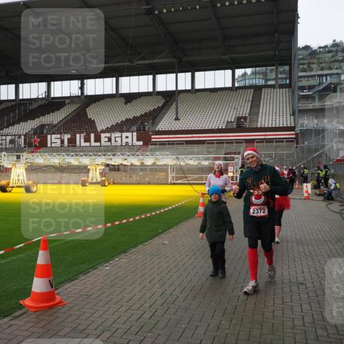 07.12.2025 - St. Pauli X-Mass-Run No. 15 Fabian Wolf http://msf.ph/oto/9421322 07.12.2025 11:45:25 Ziel 569, 572, 2372, 2624, 2844, 3573, 3774, 4112 meine-sportfotos.de