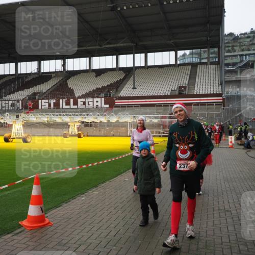 07.12.2025 - St. Pauli X-Mass-Run No. 15 Fabian Wolf http://msf.ph/oto/9421325 07.12.2025 11:45:26 Ziel 569, 572, 2372, 2624, 3573, 3774, 3963, 4058, 4112 meine-sportfotos.de