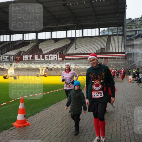 07.12.2025 - St. Pauli X-Mass-Run No. 15 Fabian Wolf http://msf.ph/oto/9421327 07.12.2025 11:45:27 Ziel 569, 572, 2372, 2624, 3573, 3774, 3963, 4058, 4060, 4112 meine-sportfotos.de