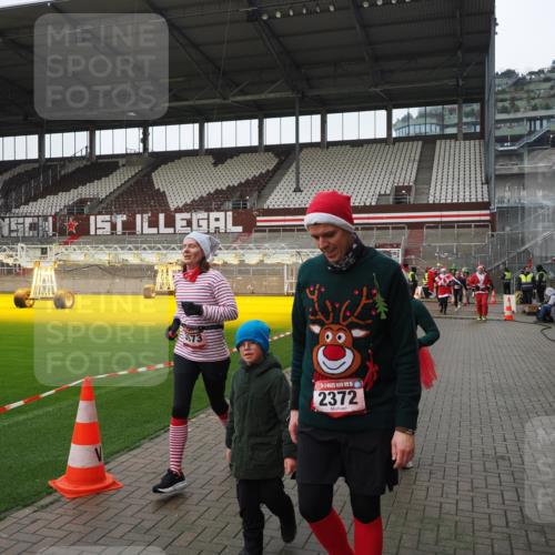 07.12.2025 - St. Pauli X-Mass-Run No. 15 Fabian Wolf http://msf.ph/oto/9421329 07.12.2025 11:45:27 Ziel 569, 572, 2372, 2624, 3573, 3774, 3963, 4058, 4060, 4112 meine-sportfotos.de