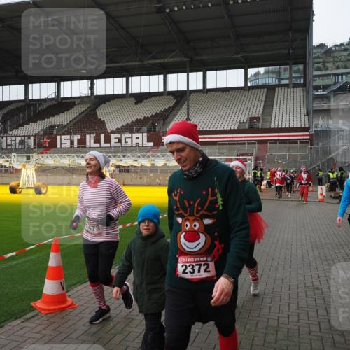 07.12.2025 - St. Pauli X-Mass-Run No. 15 Fabian Wolf http://msf.ph/oto/9421330 07.12.2025 11:45:27 Ziel 569, 572, 2372, 2624, 3573, 3774, 3963, 4058, 4060, 4112 meine-sportfotos.de