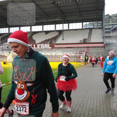07.12.2025 - St. Pauli X-Mass-Run No. 15 Fabian Wolf http://msf.ph/oto/9421333 07.12.2025 11:45:28 Ziel 569, 572, 1324, 2372, 2382, 2385, 2624, 3573, 3774, 3963, 4058, 4060, 4112 meine-sportfotos.de