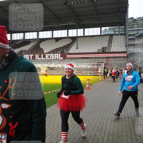 07.12.2025 - St. Pauli X-Mass-Run No. 15 Fabian Wolf http://msf.ph/oto/9421334 07.12.2025 11:45:28 Ziel 569, 572, 1324, 2372, 2382, 2385, 2624, 3573, 3774, 3963, 4058, 4060, 4112 meine-sportfotos.de