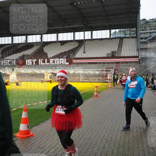 07.12.2025 - St. Pauli X-Mass-Run No. 15 Fabian Wolf http://msf.ph/oto/9421335 07.12.2025 11:45:28 Ziel 569, 572, 1324, 2372, 2382, 2385, 2624, 3573, 3774, 3963, 4058, 4060, 4112 meine-sportfotos.de