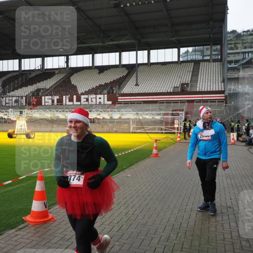 07.12.2025 - St. Pauli X-Mass-Run No. 15 Fabian Wolf http://msf.ph/oto/9421336 07.12.2025 11:45:28 Ziel 569, 572, 1324, 2372, 2382, 2385, 2624, 3573, 3774, 3963, 4058, 4060, 4112 meine-sportfotos.de