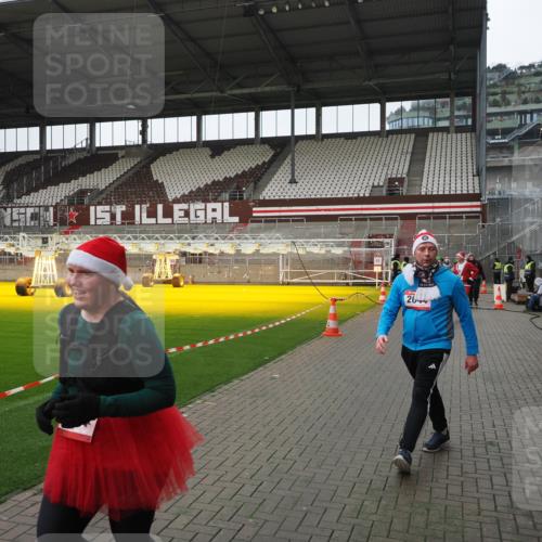 07.12.2025 - St. Pauli X-Mass-Run No. 15 Fabian Wolf http://msf.ph/oto/9421337 07.12.2025 11:45:29 Ziel 569, 572, 1324, 2372, 2382, 2385, 2624, 3573, 3774, 3963, 4058, 4060, 4112 meine-sportfotos.de