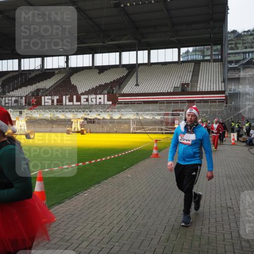 07.12.2025 - St. Pauli X-Mass-Run No. 15 Fabian Wolf http://msf.ph/oto/9421338 07.12.2025 11:45:29 Ziel 569, 572, 1324, 2372, 2382, 2385, 2624, 3573, 3774, 3963, 4058, 4060, 4112 meine-sportfotos.de