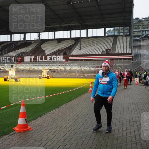 07.12.2025 - St. Pauli X-Mass-Run No. 15 Fabian Wolf http://msf.ph/oto/9421339 07.12.2025 11:45:29 Ziel 569, 572, 1324, 2372, 2382, 2385, 2624, 3573, 3774, 3963, 4058, 4060, 4112 meine-sportfotos.de