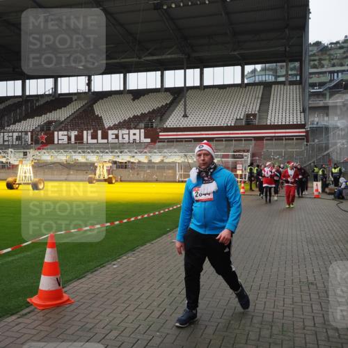 07.12.2025 - St. Pauli X-Mass-Run No. 15 Fabian Wolf http://msf.ph/oto/9421340 07.12.2025 11:45:29 Ziel 569, 572, 1324, 2372, 2382, 2385, 2624, 3573, 3774, 3963, 4058, 4060, 4112 meine-sportfotos.de