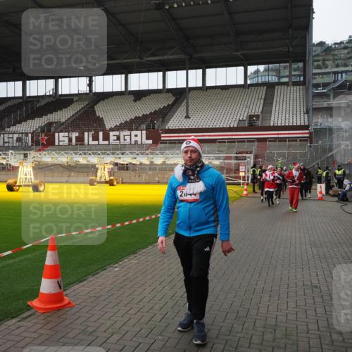 07.12.2025 - St. Pauli X-Mass-Run No. 15 Fabian Wolf http://msf.ph/oto/9421341 07.12.2025 11:45:30 Ziel 569, 572, 1324, 2372, 2382, 2385, 2624, 3378, 3379, 3573, 3774, 3963, 4058, 4060, 4112 meine-sportfotos.de
