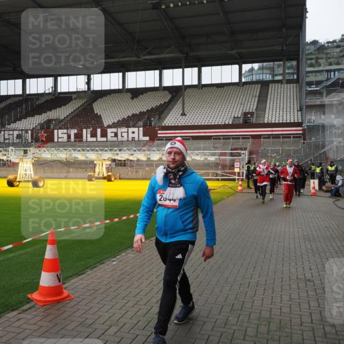 07.12.2025 - St. Pauli X-Mass-Run No. 15 Fabian Wolf http://msf.ph/oto/9421342 07.12.2025 11:45:30 Ziel 569, 572, 1324, 2372, 2382, 2385, 2624, 3378, 3379, 3573, 3774, 3963, 4058, 4060, 4112 meine-sportfotos.de