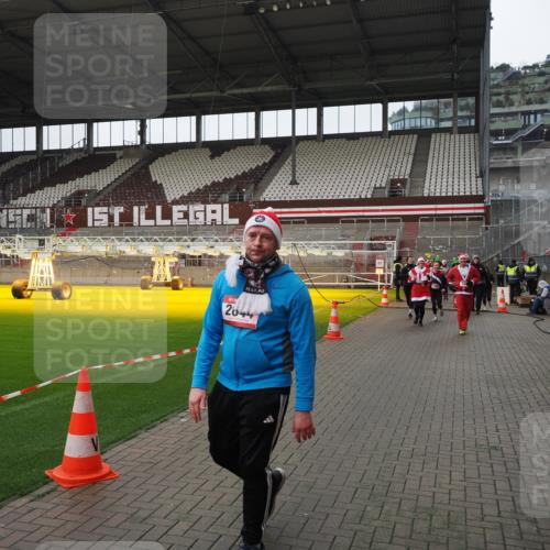07.12.2025 - St. Pauli X-Mass-Run No. 15 Fabian Wolf http://msf.ph/oto/9421343 07.12.2025 11:45:30 Ziel 569, 572, 1324, 2372, 2382, 2385, 2624, 3378, 3379, 3573, 3774, 3963, 4058, 4060, 4112 meine-sportfotos.de