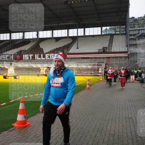 07.12.2025 - St. Pauli X-Mass-Run No. 15 Fabian Wolf http://msf.ph/oto/9421344 07.12.2025 11:45:30 Ziel 569, 572, 1324, 2372, 2382, 2385, 2624, 3378, 3379, 3573, 3774, 3963, 4058, 4060, 4112 meine-sportfotos.de