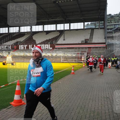 07.12.2025 - St. Pauli X-Mass-Run No. 15 Fabian Wolf http://msf.ph/oto/9421345 07.12.2025 11:45:30 Ziel 569, 572, 1324, 2372, 2382, 2385, 2624, 3378, 3379, 3573, 3774, 3963, 4058, 4060, 4112 meine-sportfotos.de
