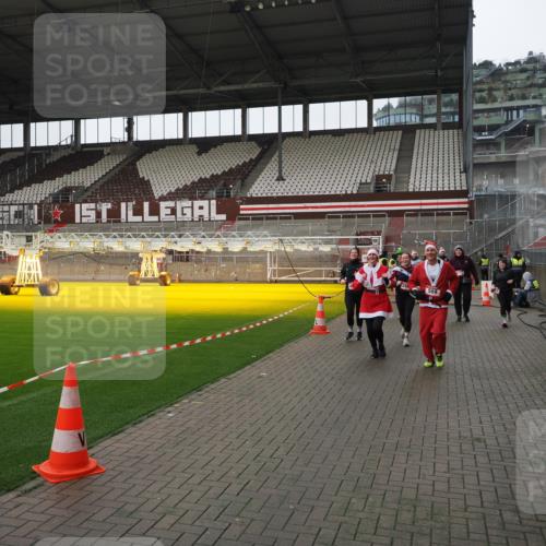 07.12.2025 - St. Pauli X-Mass-Run No. 15 Fabian Wolf http://msf.ph/oto/9421346 07.12.2025 11:45:33 Ziel 569, 572, 1324, 2372, 2382, 2385, 3378, 3379, 3573, 3774, 3963, 4058, 4060, 4112 meine-sportfotos.de