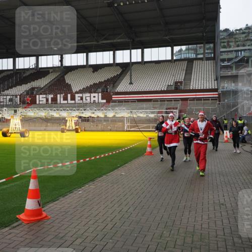 07.12.2025 - St. Pauli X-Mass-Run No. 15 Fabian Wolf http://msf.ph/oto/9421347 07.12.2025 11:45:33 Ziel 569, 572, 1324, 2372, 2382, 2385, 3378, 3379, 3573, 3774, 3963, 4058, 4060, 4112 meine-sportfotos.de