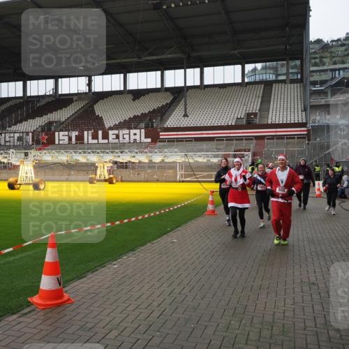 07.12.2025 - St. Pauli X-Mass-Run No. 15 Fabian Wolf http://msf.ph/oto/9421348 07.12.2025 11:45:33 Ziel 569, 572, 1324, 2372, 2382, 2385, 3378, 3379, 3573, 3774, 3963, 4058, 4060, 4112 meine-sportfotos.de
