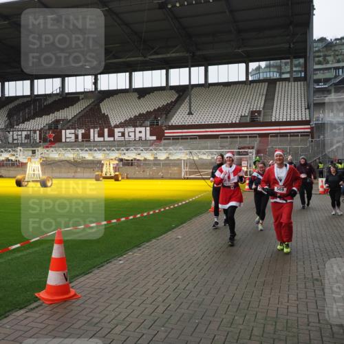 07.12.2025 - St. Pauli X-Mass-Run No. 15 Fabian Wolf http://msf.ph/oto/9421349 07.12.2025 11:45:33 Ziel 569, 572, 1324, 2372, 2382, 2385, 3378, 3379, 3573, 3774, 3963, 4058, 4060, 4112 meine-sportfotos.de