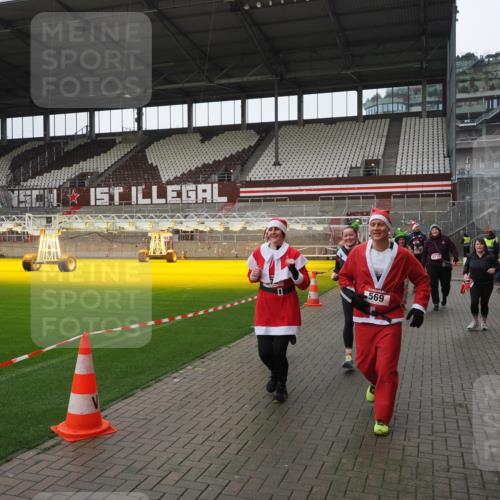 07.12.2025 - St. Pauli X-Mass-Run No. 15 Fabian Wolf http://msf.ph/oto/9421353 07.12.2025 11:45:34 Ziel 569, 572, 1324, 2372, 2382, 2385, 3378, 3379, 3573, 3774, 3963, 4058, 4060, 4112 meine-sportfotos.de
