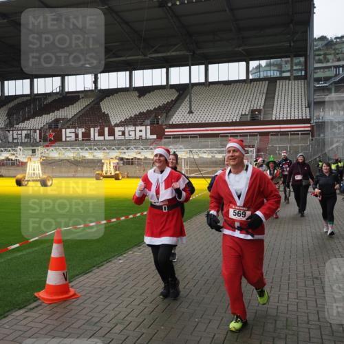 07.12.2025 - St. Pauli X-Mass-Run No. 15 Fabian Wolf http://msf.ph/oto/9421355 07.12.2025 11:45:35 Ziel 569, 572, 1324, 2372, 2382, 2385, 3378, 3379, 3573, 3774, 3963, 4058, 4060, 4112 meine-sportfotos.de
