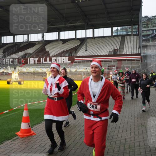 07.12.2025 - St. Pauli X-Mass-Run No. 15 Fabian Wolf http://msf.ph/oto/9421357 07.12.2025 11:45:35 Ziel 569, 572, 1324, 2372, 2382, 2385, 3378, 3379, 3573, 3774, 3963, 4058, 4060, 4112 meine-sportfotos.de