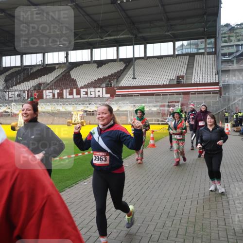 07.12.2025 - St. Pauli X-Mass-Run No. 15 Fabian Wolf http://msf.ph/oto/9421359 07.12.2025 11:45:36 Ziel 569, 572, 1324, 2382, 2385, 3028, 3378, 3379, 3573, 3774, 3963, 4058, 4060, 4112 meine-sportfotos.de