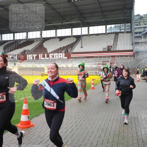 07.12.2025 - St. Pauli X-Mass-Run No. 15 Fabian Wolf http://msf.ph/oto/9421360 07.12.2025 11:45:36 Ziel 569, 572, 1324, 2382, 2385, 3028, 3378, 3379, 3573, 3774, 3963, 4058, 4060, 4112 meine-sportfotos.de
