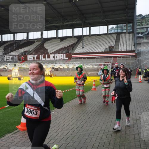 07.12.2025 - St. Pauli X-Mass-Run No. 15 Fabian Wolf http://msf.ph/oto/9421361 07.12.2025 11:45:36 Ziel 569, 572, 1324, 2382, 2385, 3028, 3378, 3379, 3573, 3774, 3963, 4058, 4060, 4112 meine-sportfotos.de