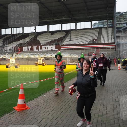 07.12.2025 - St. Pauli X-Mass-Run No. 15 Fabian Wolf http://msf.ph/oto/9421362 07.12.2025 11:45:37 Ziel 569, 572, 1324, 2382, 2385, 3028, 3378, 3379, 3573, 3774, 3963, 4058, 4060, 4112 meine-sportfotos.de