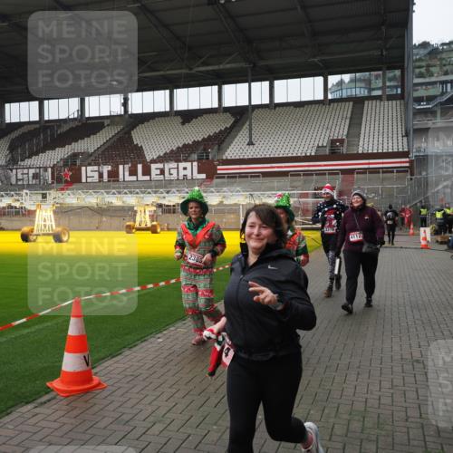 07.12.2025 - St. Pauli X-Mass-Run No. 15 Fabian Wolf http://msf.ph/oto/9421363 07.12.2025 11:45:37 Ziel 569, 572, 1324, 2382, 2385, 3028, 3378, 3379, 3573, 3774, 3963, 4058, 4060, 4112 meine-sportfotos.de