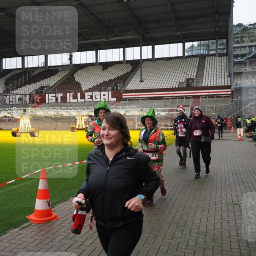 07.12.2025 - St. Pauli X-Mass-Run No. 15 Fabian Wolf http://msf.ph/oto/9421364 07.12.2025 11:45:37 Ziel 569, 572, 1324, 2382, 2385, 3028, 3378, 3379, 3573, 3774, 3963, 4058, 4060, 4112 meine-sportfotos.de