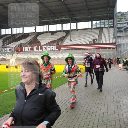 07.12.2025 - St. Pauli X-Mass-Run No. 15 Fabian Wolf http://msf.ph/oto/9421365 07.12.2025 11:45:37 Ziel 569, 572, 1324, 2382, 2385, 3028, 3378, 3379, 3573, 3774, 3963, 4058, 4060, 4112 meine-sportfotos.de