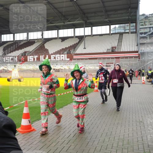 07.12.2025 - St. Pauli X-Mass-Run No. 15 Fabian Wolf http://msf.ph/oto/9421366 07.12.2025 11:45:38 Ziel 569, 572, 1324, 2382, 2385, 3028, 3378, 3379, 3573, 3774, 3963, 4058, 4060, 4112 meine-sportfotos.de