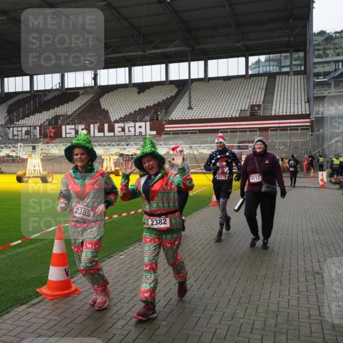 07.12.2025 - St. Pauli X-Mass-Run No. 15 Fabian Wolf http://msf.ph/oto/9421367 07.12.2025 11:45:38 Ziel 569, 572, 1324, 2382, 2385, 3028, 3378, 3379, 3573, 3774, 3963, 4058, 4060, 4112 meine-sportfotos.de