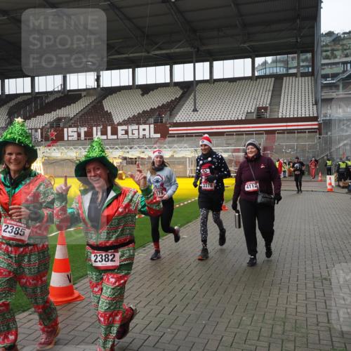 07.12.2025 - St. Pauli X-Mass-Run No. 15 Fabian Wolf http://msf.ph/oto/9421369 07.12.2025 11:45:38 Ziel 569, 572, 1324, 2382, 2385, 3028, 3378, 3379, 3573, 3774, 3963, 4058, 4060, 4112 meine-sportfotos.de