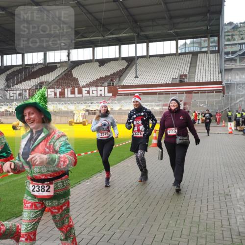 07.12.2025 - St. Pauli X-Mass-Run No. 15 Fabian Wolf http://msf.ph/oto/9421370 07.12.2025 11:45:38 Ziel 569, 572, 1324, 2382, 2385, 3028, 3378, 3379, 3573, 3774, 3963, 4058, 4060, 4112 meine-sportfotos.de