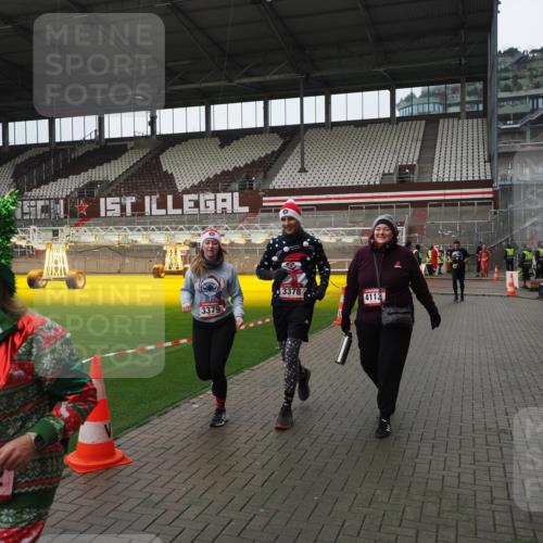 07.12.2025 - St. Pauli X-Mass-Run No. 15 Fabian Wolf http://msf.ph/oto/9421371 07.12.2025 11:45:39 Ziel 569, 572, 1324, 2382, 2385, 3028, 3378, 3379, 3573, 3774, 3963, 4058, 4060, 4112 meine-sportfotos.de