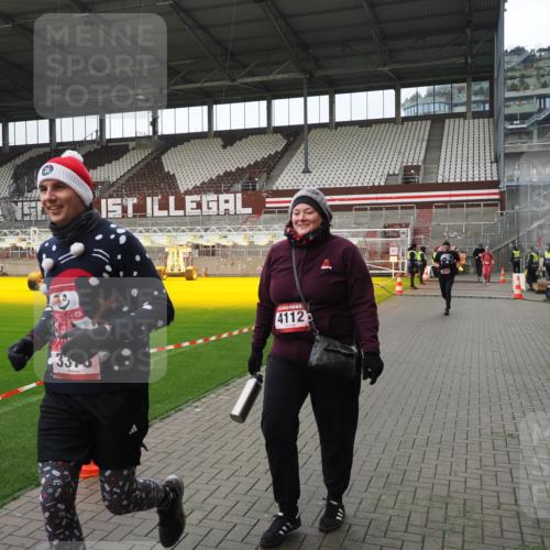 07.12.2025 - St. Pauli X-Mass-Run No. 15 Fabian Wolf http://msf.ph/oto/9421377 07.12.2025 11:45:40 Ziel 569, 572, 1324, 2382, 2385, 3028, 3378, 3379, 3774, 3963, 4058, 4060, 4112 meine-sportfotos.de